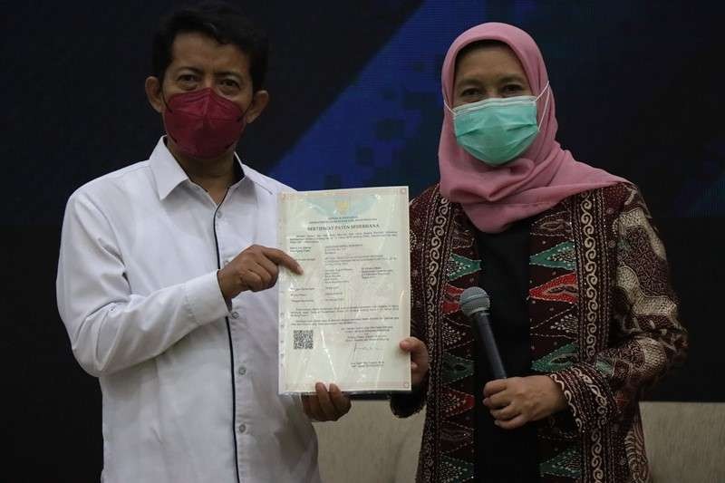 Rektor UINSA Prof Masdar Hilmy bersama Prof. Dr. Hj. Evi Fatimatur Rusydyah, M.Ag., Dekan Fakultas Sains dan Teknologi (FST) UINSA. (Foto: Istimewa)