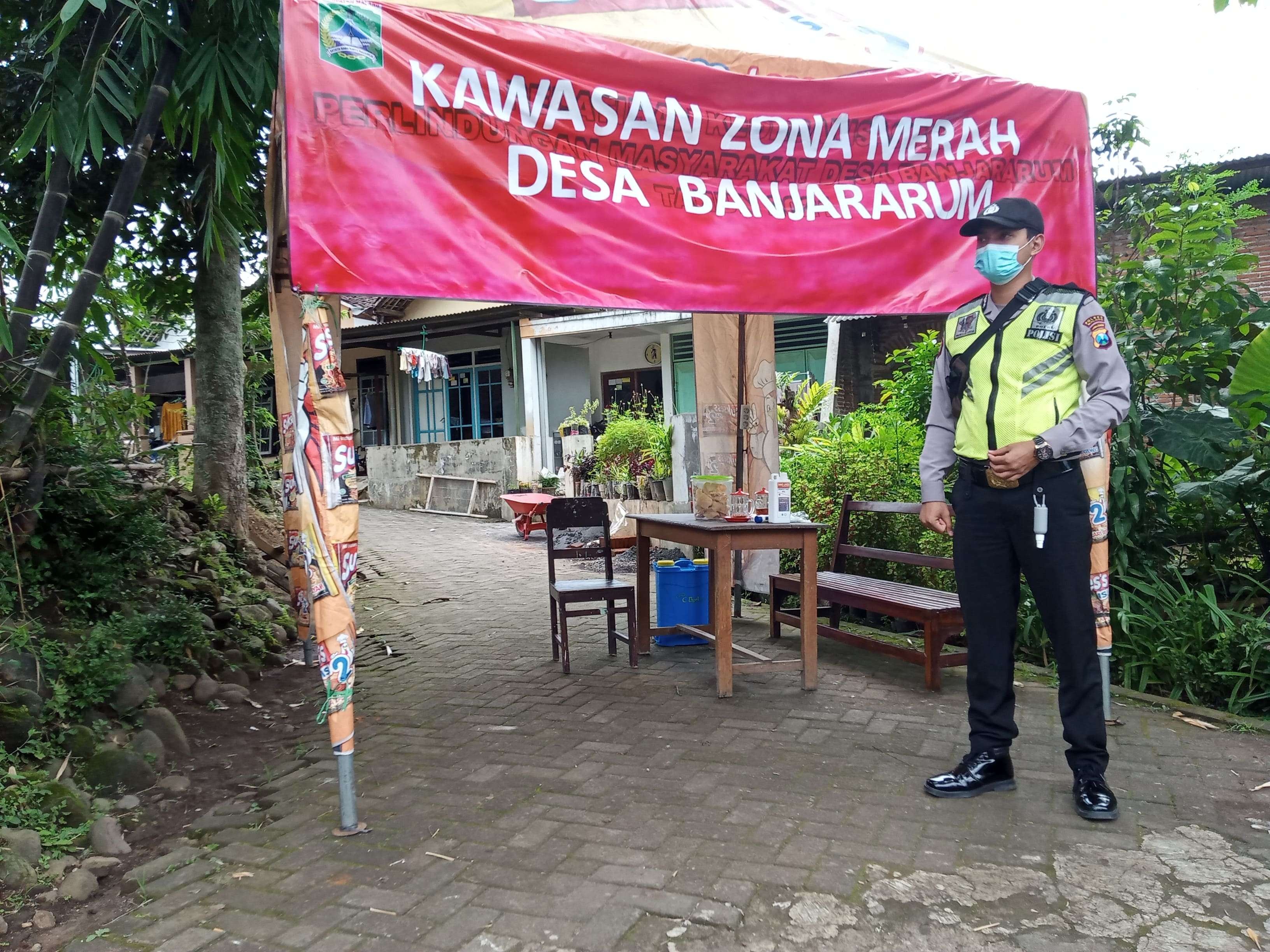 Penyekatan dilakukan di RT 2 RW 10 Desa Banjararum, Singosari, Kabupaten Malang (Foto: Lalu Theo/ngopibareng.id)