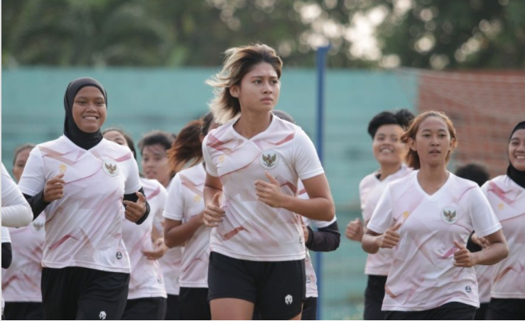 Zahrah Muzadilah berlatih bersama timnas Garuda Pertiwi besutan Rudy Eka. (Foto: indosport)