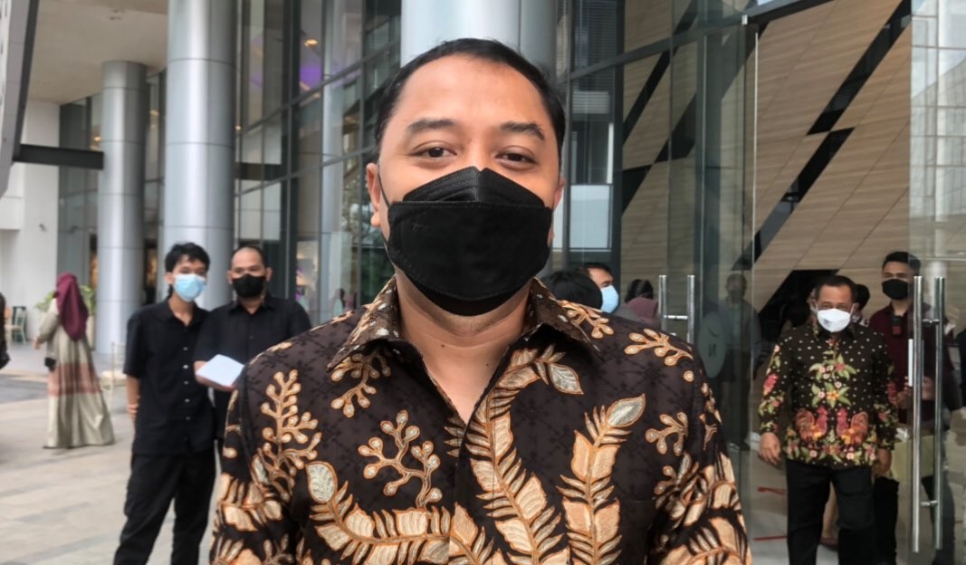 Walikota Surabaya, Eri Cahyadi saat menghadiri pernikahan putri CEO Ngopibareng.id, Arif Afandi. (Foto: Andhi Dwi/Ngopibareng.id)