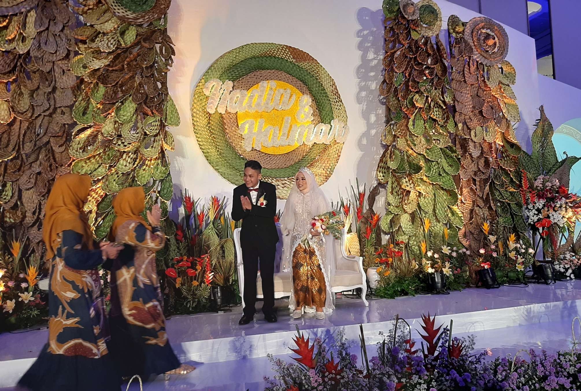 Pernikahan putri pertama CEO Ngopibareng.id, Arif Afandi, Nadia dengan Halmar yang mengusung konsep art wedding. (Foto: Pita Sari/Ngopibareng.id)