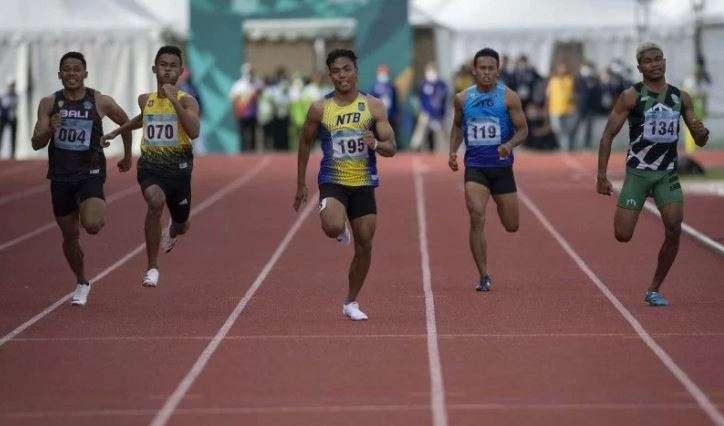 Arsip foto - Pelari Nusa Tenggara Barat Lalu Muhammad Zohri (tengah) saat beradu cepat dengan pelari-pelari lainnya dalam final lari 200 meter putra PON Papua di Stadion Atletik Mimika Sport Center, Kabupaten Mimika, Papua, Senin 11 Oktober 2021. (Foto: AntaraAditya Pradana Putra)