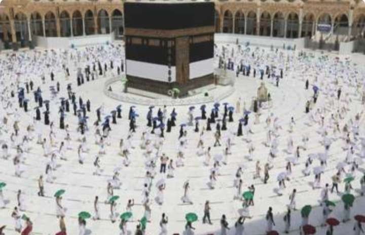 Ilustrasi jamaah umroh sedang melaksanakan tawaf di Baitullah ( foto: kistimewa)