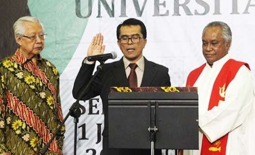 Rektor Universitas Katolik Parahiyangan Mangadar Situmeang (tengah). (Foto: Istimewa)