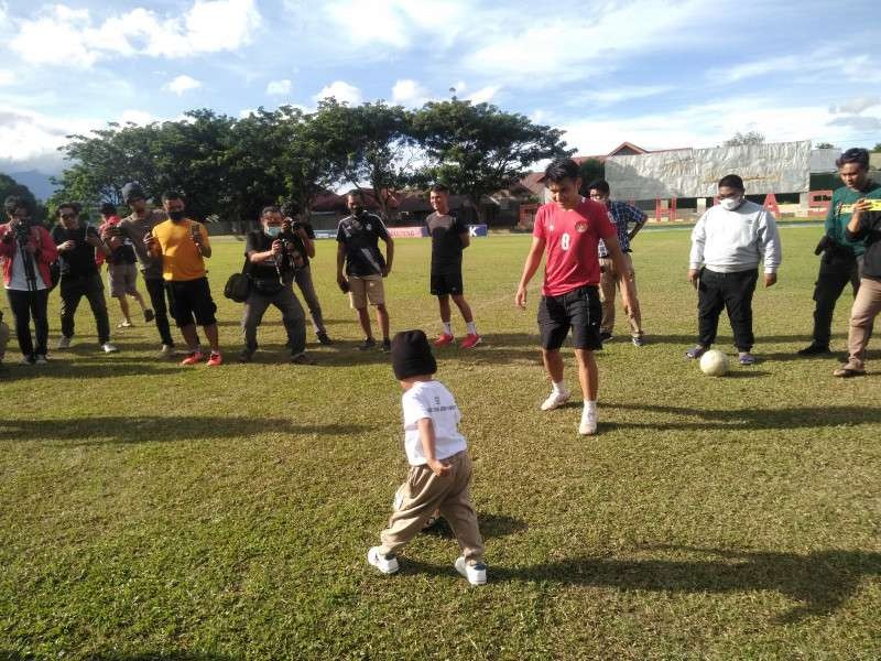 Witan Sulaeman main bola dengan anak penderita celah bibir atau bibir sumbing. (Foto: Istimewa)