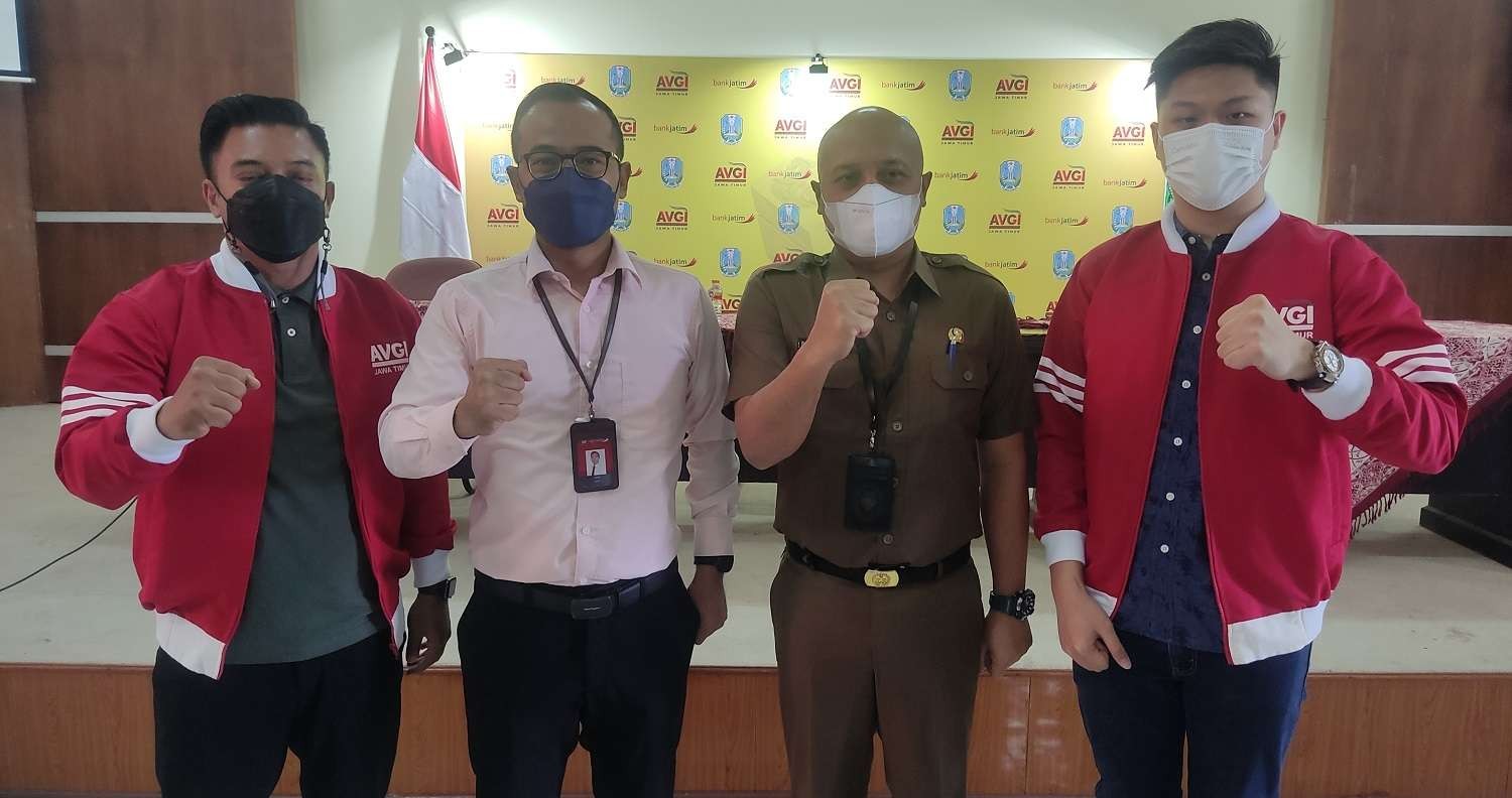 Kadispora Jatim, Pulung Chausar (dua dari kanan) bersama dengan Ketua AVGI Jatim Daniel Agung (kanan) bersama tim pendukung di Dispora Jatim, Surabaya, Senin 17 Januari 2022. (Foto: Fariz Yarbo/Ngopibareng.id)