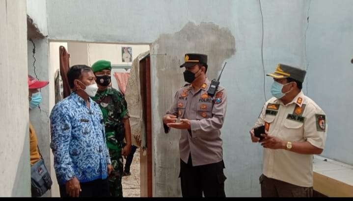 Muspika Patrang meninjau rumah warga yang rusak tertimpa pohon tumbang. (Foto: Istimewa)