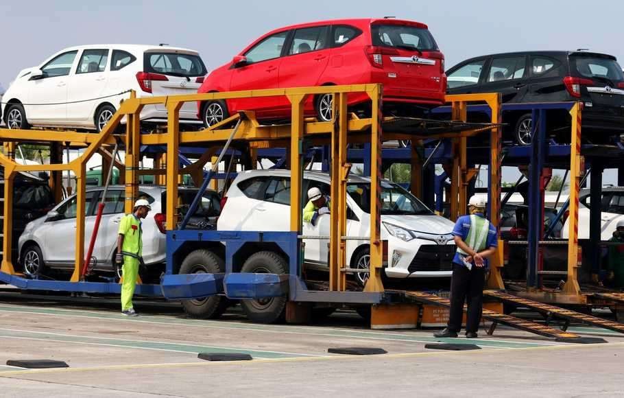 Ilustrasi mobil dengan mesin di bawah 1.300 cc atau "low cost green car" (LCGC). (Foto: Antara)