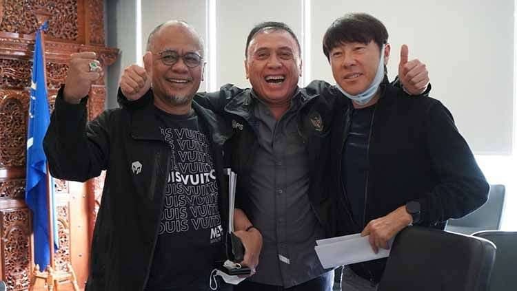 Haruna Soemitro bersama Ketua Umum PSSI, Mochamad Iriawan dan pelatih Timnas Indonesia, Shin Tae-yong. (Foto: Istimewa)