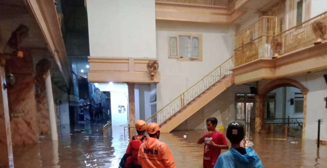 Emperan rumah Bupati Jember Hendy Siswanti tergenang air. (Foto: Istimewa)