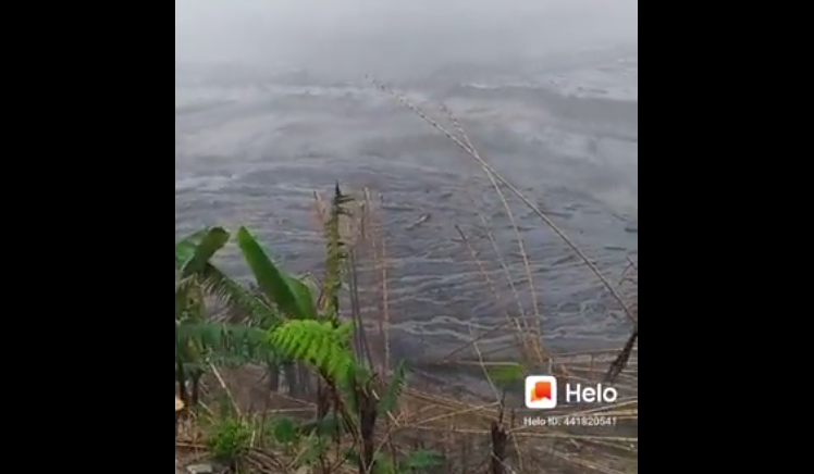 Hujan yang mengguyur Lumajang sejak Senin siang hingga sore menyebabkan banjir lahar dingin meluber di sejumlah daerah aliran sungai (DAS). (Foto: tangkapan layar Twitter)