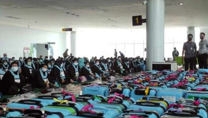 Jemaah umrah Kalimantan Timur sesaat sebelum keberangkatan di Bandara Sepinggan, Balikpapan. (Foto: Antara/Novi Abd)