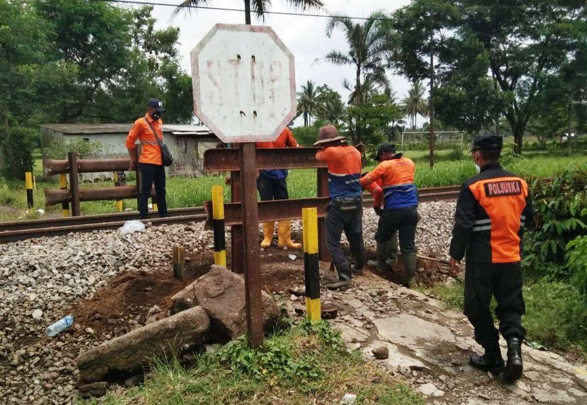 Petugas PT KAI Daop 9 Jember menutup salah satu perlintasa sebidang tak berpalang pintu (foto : istimewa)