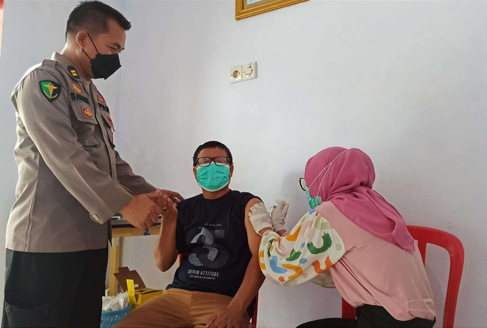 Salah seorang warga melakukan vaksinasi booster di Klinik Pratama Polresta Banyuwangi (foto: Muh Hujaini/Nggopibareng.id)