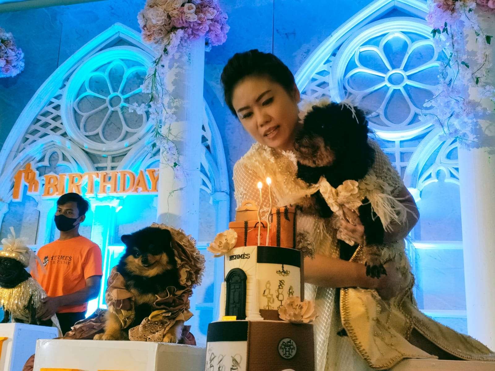 Sherly Soegito bersama anjingnya Hermes dalam perayaan ulang tahun pertama. (Foto: Istimewa)