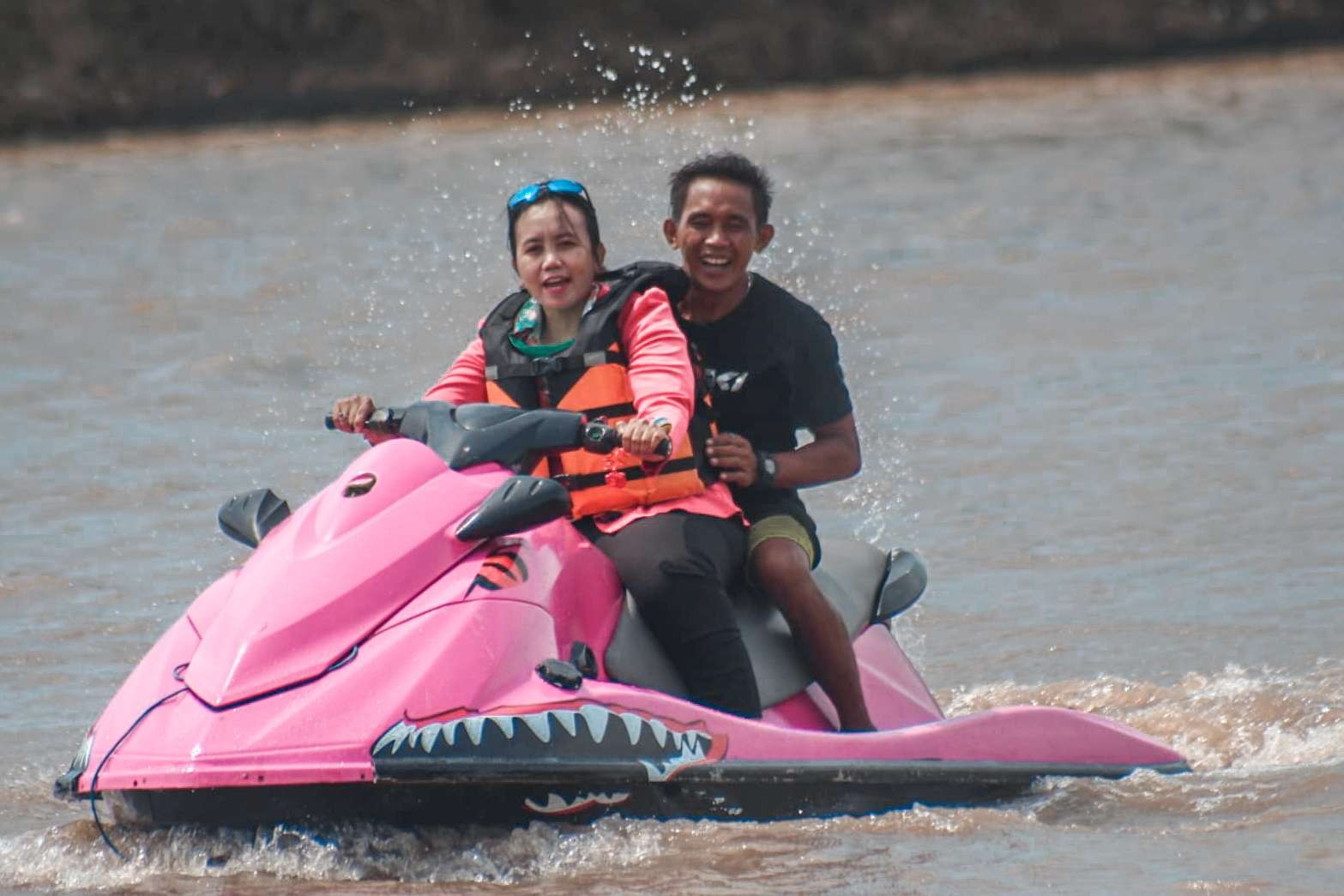 Salah seorang pengunjung seven point jetski di Sidoarjo. (foto: Aini Arifin/Ngopibareng.id))