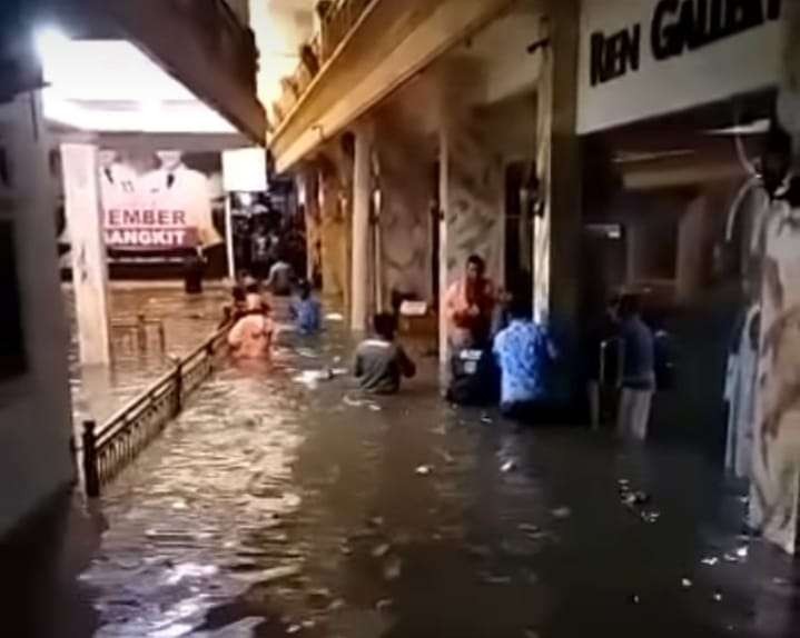 Kondisi rumah pribadi Bupati Jember Hendy Siswanto saat terendam banjir (Foto: Istimewa)