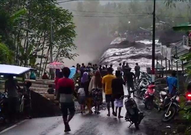 Banjir lahar dingin di Lumajang. (Foto: Tangkapan layar Youtube)