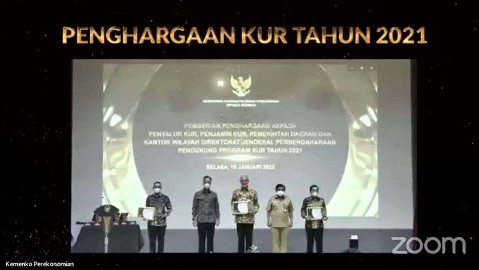 Gubernur Jawa Tengah Ganjar Pranowo menerima penghargaan Kredit Usaha Rakyat (KUR) 2021. (Foto: Istimewa)