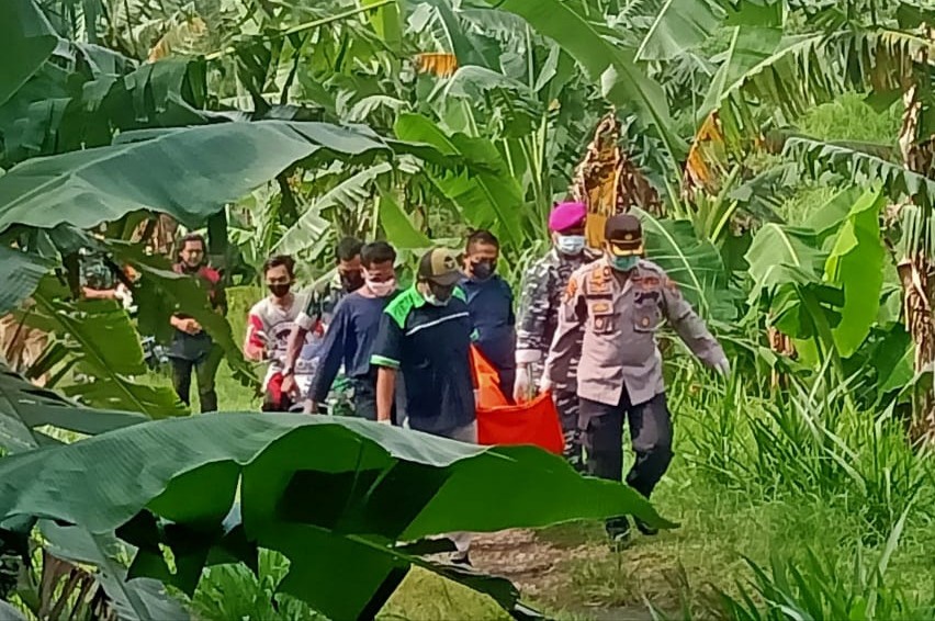 Petugas gabungan mengevakuasi jenazah korban dari Sungai Bomo (Foto: Istimewa)