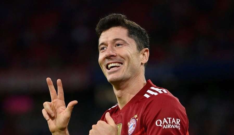 Robert Lewandowski menyabet penghargaan pemain terbaik FIFA tahun 2021 menyisihkan Lionel Messi dan Mohamed Salah. (Foto: Twitter)