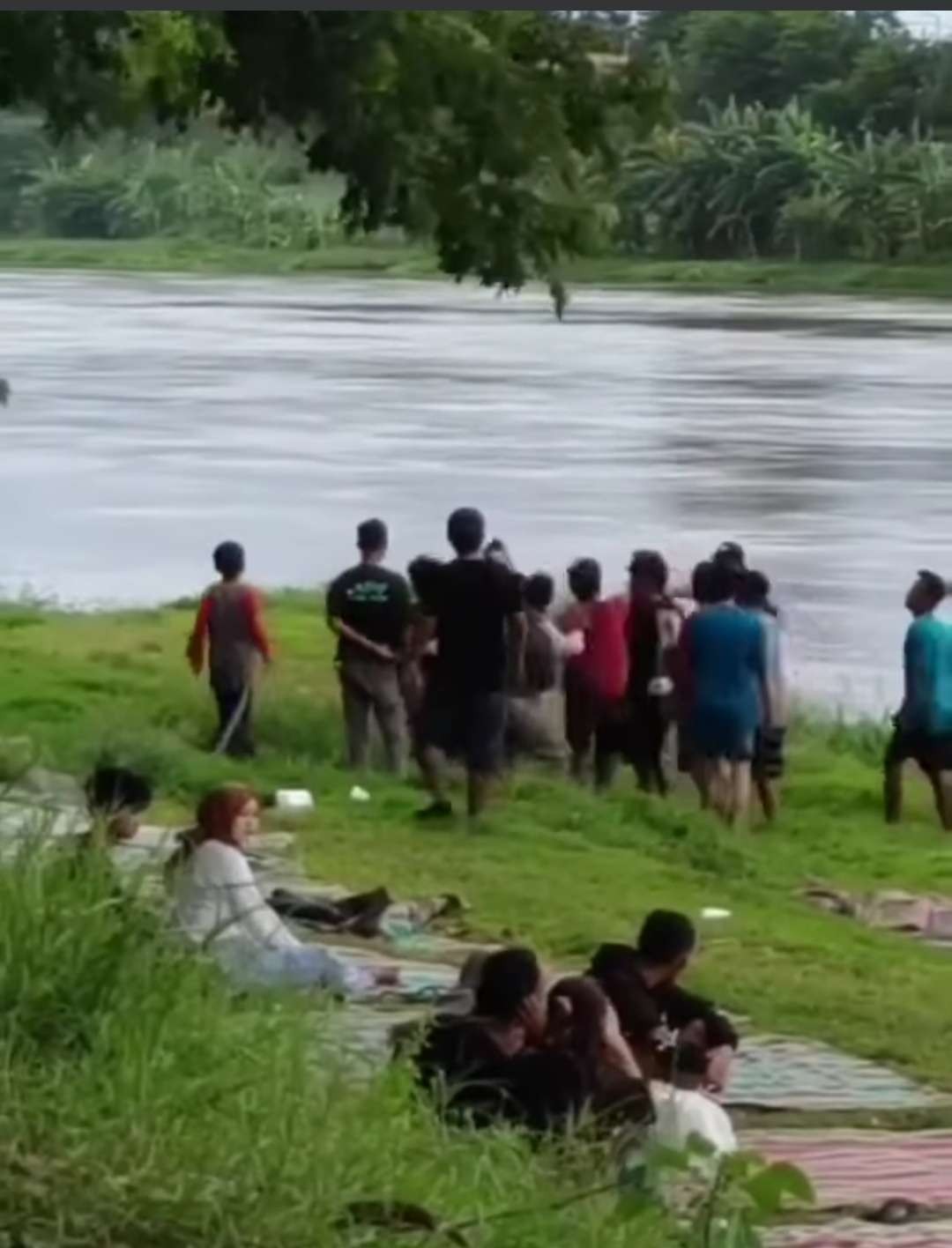 Tangkapan layar video pengamen punk Kediri mabuk dan ngamuk di warung lesehan Brantas. (Foto: istimewa)