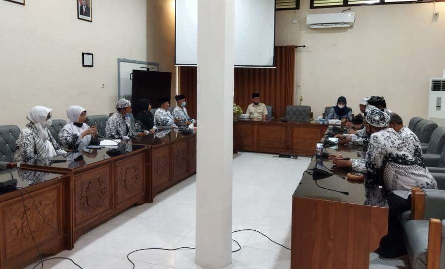 Sejumlah pengurus PGRI Banyuwangi bertemu dengan Komisi IV DPRD Banyuwangi. (Foto: Istimewa)