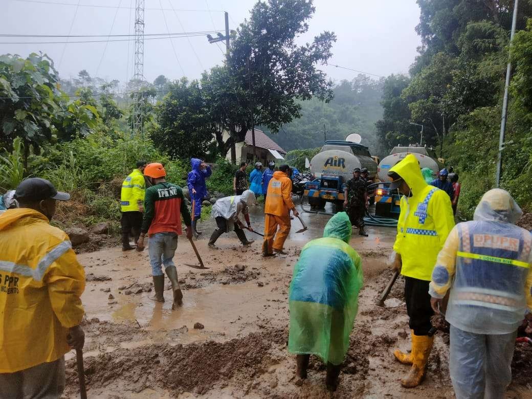 Petugas melakukan pembersihan tanah longsoran di Kecamatan Pacet Mojokerto. (Foto: Deni Lukmantara/Ngopibareng.id)