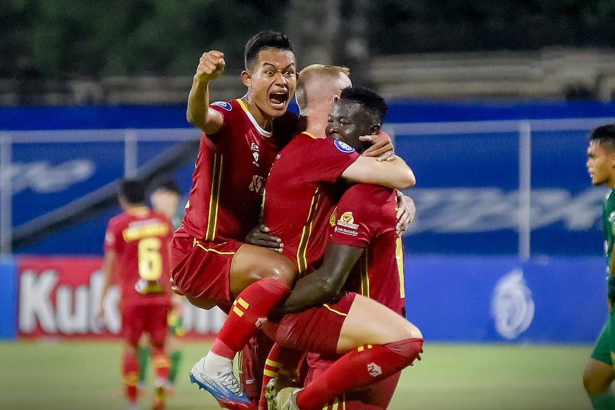 Ezechiel N'Douassel dan skuad Bhayangkara FC selebrasi usai menjebol gawang Persebaya Surabaya. (Foto: Twitter @Liga1Match)