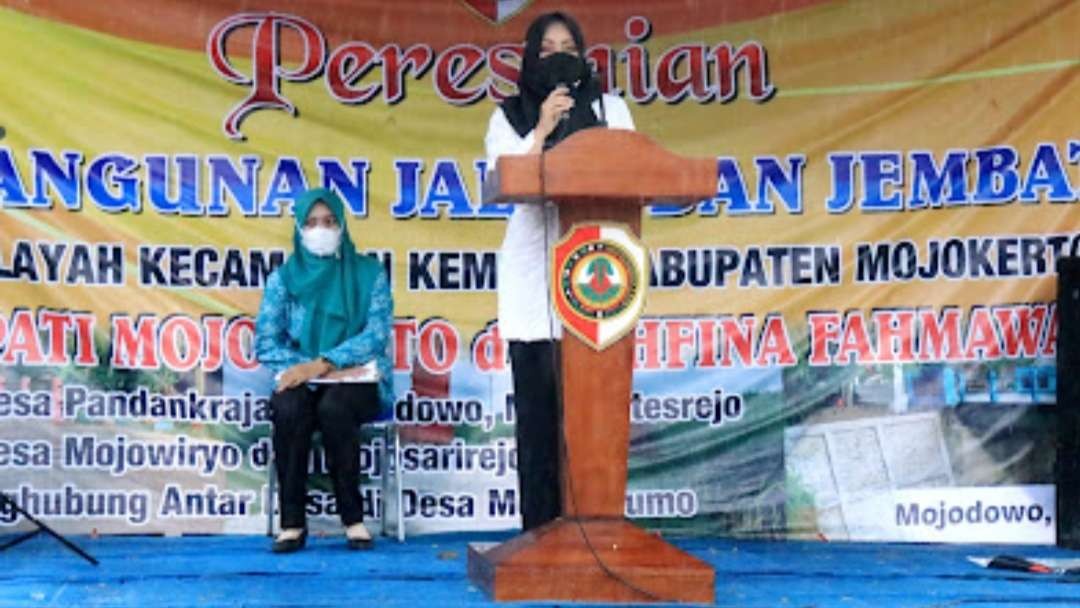 Bupati Mojokerto saat meresmikan infrastruktur yang baru selesai di bangun. (Foto: Deni Lumantara/Ngopibareng.id)