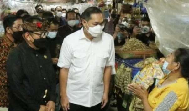 Menteri Perdagangan Muhammad Lutfi meninjau harga minyak goreng dan kebutuhan pokok lainnya di pasar tradisional. (Foto: Istimewa)