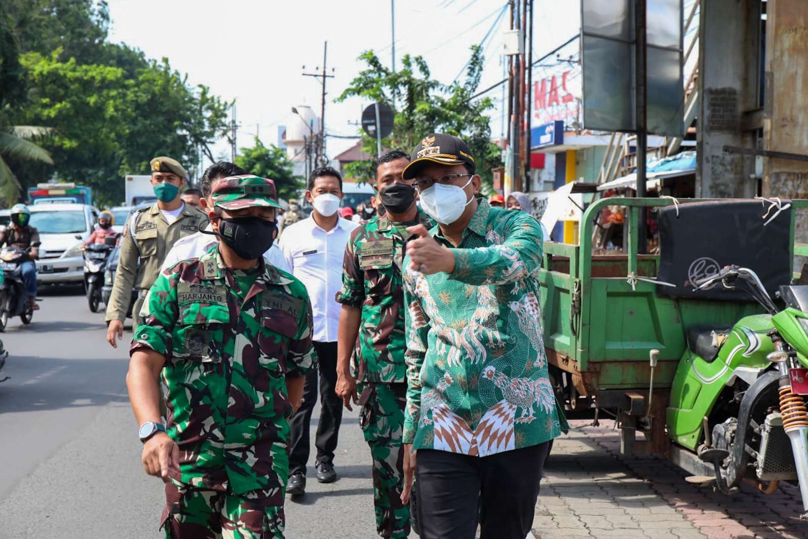 Aslog Danlantamal V Kolonel Laut Utomo Budi bersama Bupati Sidoarjo. (Foto Aini