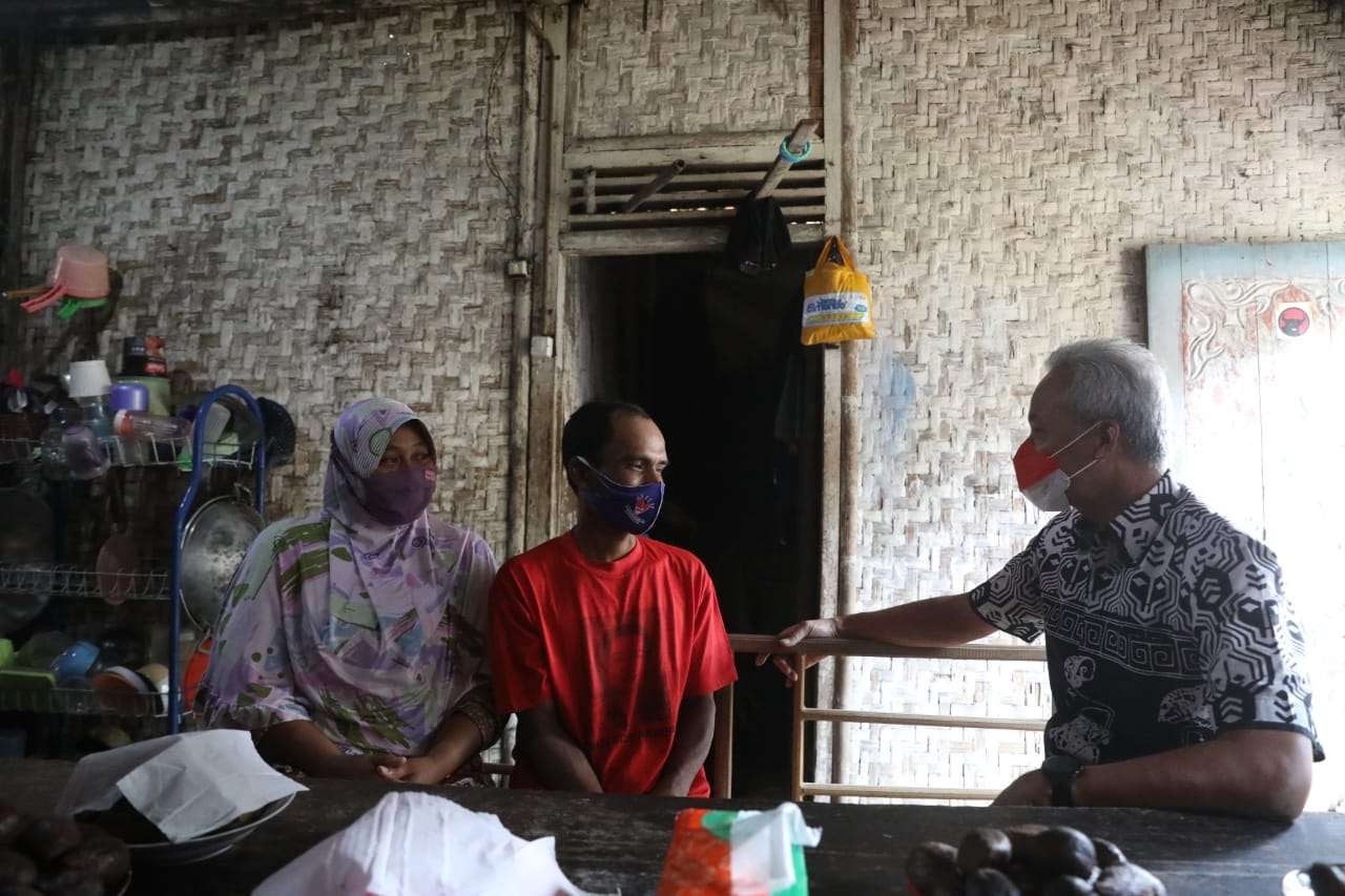 Ganjar mendatangi rumah warga yang akan direnovasi. (Foto: Dok Jateng)