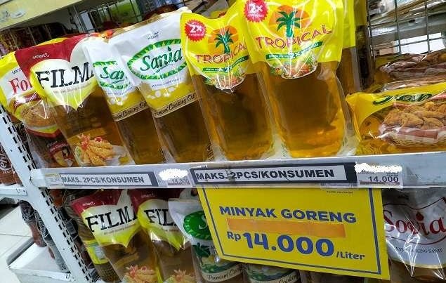 Promosi minyak goreng Rp 14.000 per 1 liter. (Foto: Yasmin Fitrida/Ngopibareng.id)