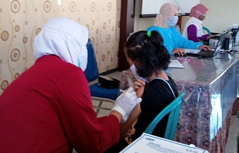 Anak usia 6-11 tahun di Bondowoso sudah bisa menyusul pelajar SMP dan SMA untuk mendapatkan vaksinasi Covid-19 Sinovac mulai pertengahan Januari 2022 ini. (Foto: Guido Saphan/Ngopibareng.id)