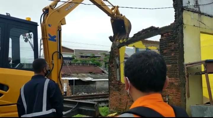 Proses pembongkaran bangunan liar dekat rel kereta api depan Mal Roxy Jember (Foto: Istimewa)