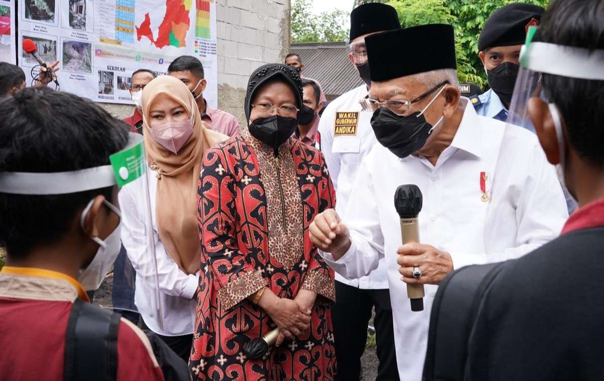 Wapres Ma'ruf Amin serahhkan bantuan untuk korban gempa. (Foto: Setpres)