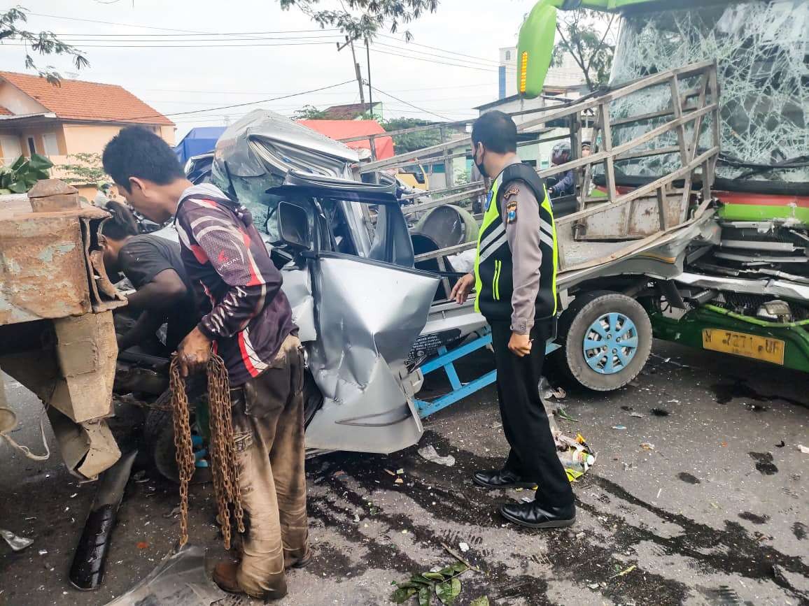 Kondisi kecelakaan beruntun di TL Medaeng, Sidoarjo, Jawa Timur, Kamis 20 Januari 2022. (Foto: Aini Arifin/Ngopibareng.id)