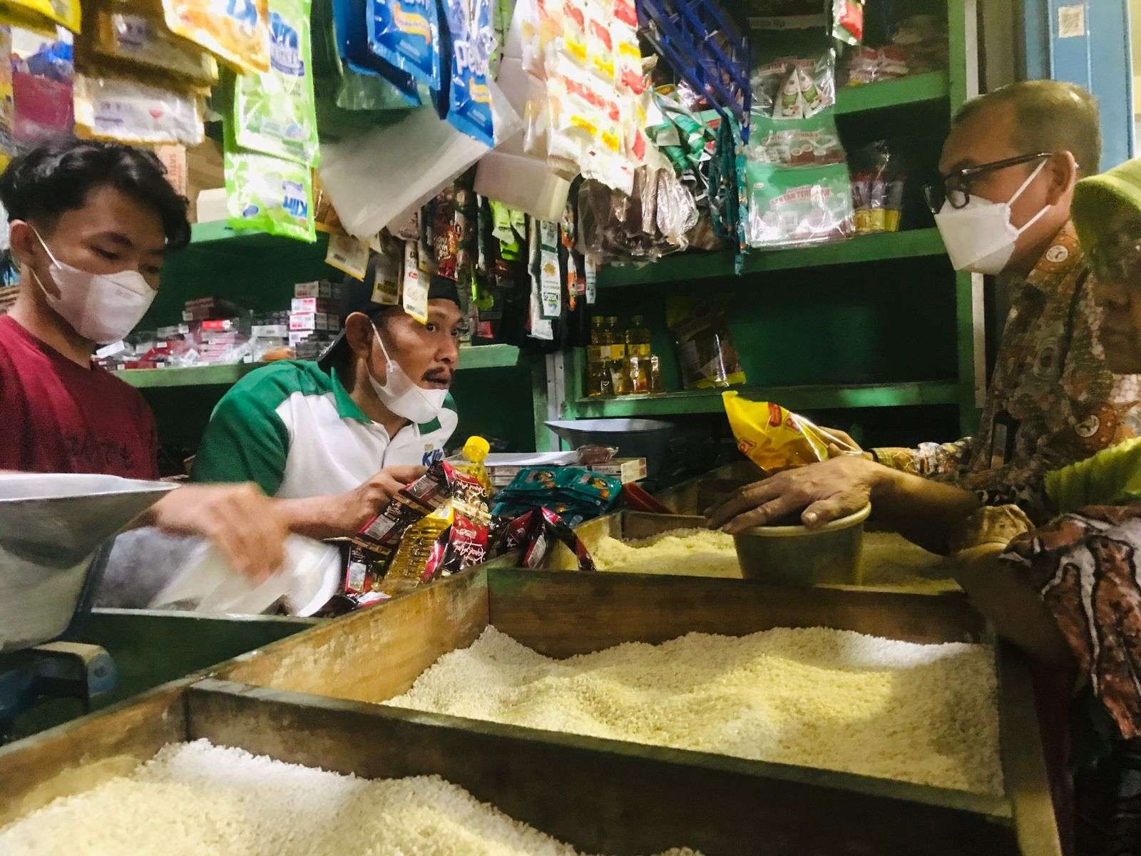 Sidak harga minyak goreng di pasar tradisional Kedungmaling. (Foto: Deni Lukmantara/Ngopibareng.id)