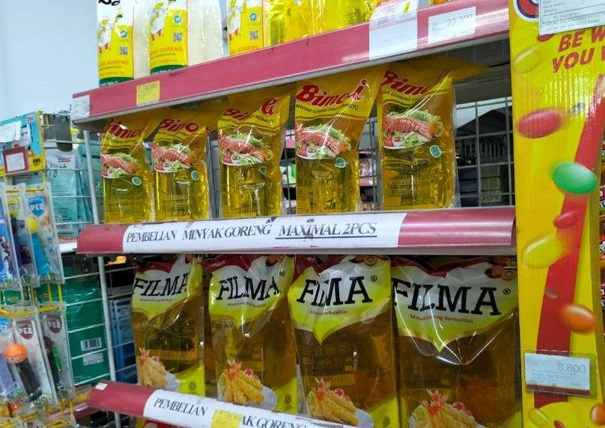 Ilustrasi minyak goreng di sebuah minimarket. (Foto: Yasmin Fitrida/Ngopibareng.id)