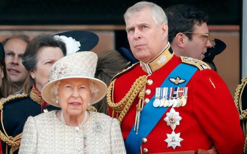 Pangeran Andrew bersama sang ibu Ratu Elizabeth II. (Foto: Istimewa)