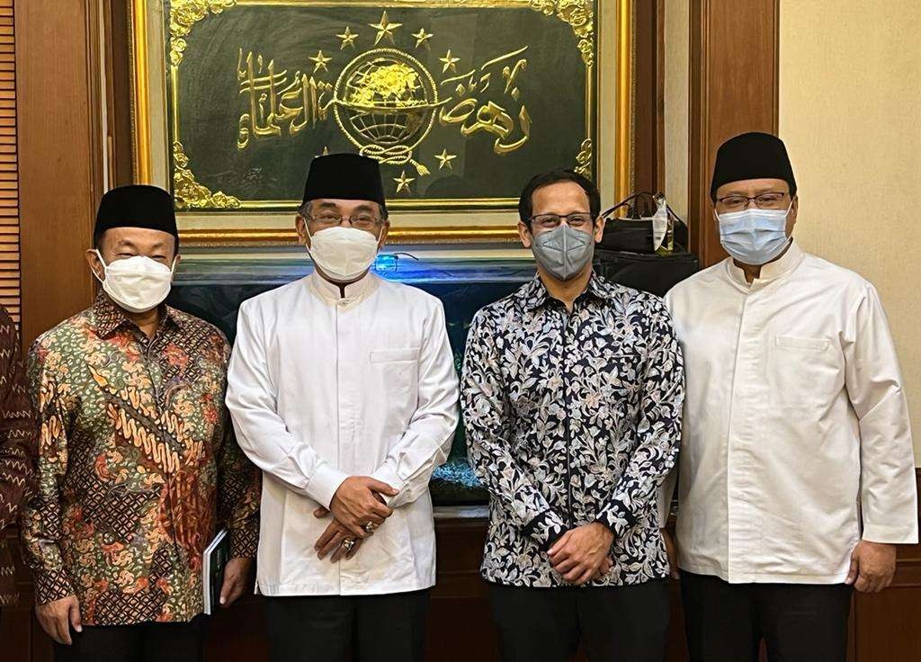 Mendikbud ristek Nadiem Anwar Makarim (dua dari kanan) bertemu Ketua Umum PBNU Yahya Cholil Staquf (dua dari kiri) dan Sekjen PBNU, Saifullah Yusuf (paling kanan) di Kantor PBNU. (Foto: Istimewa)