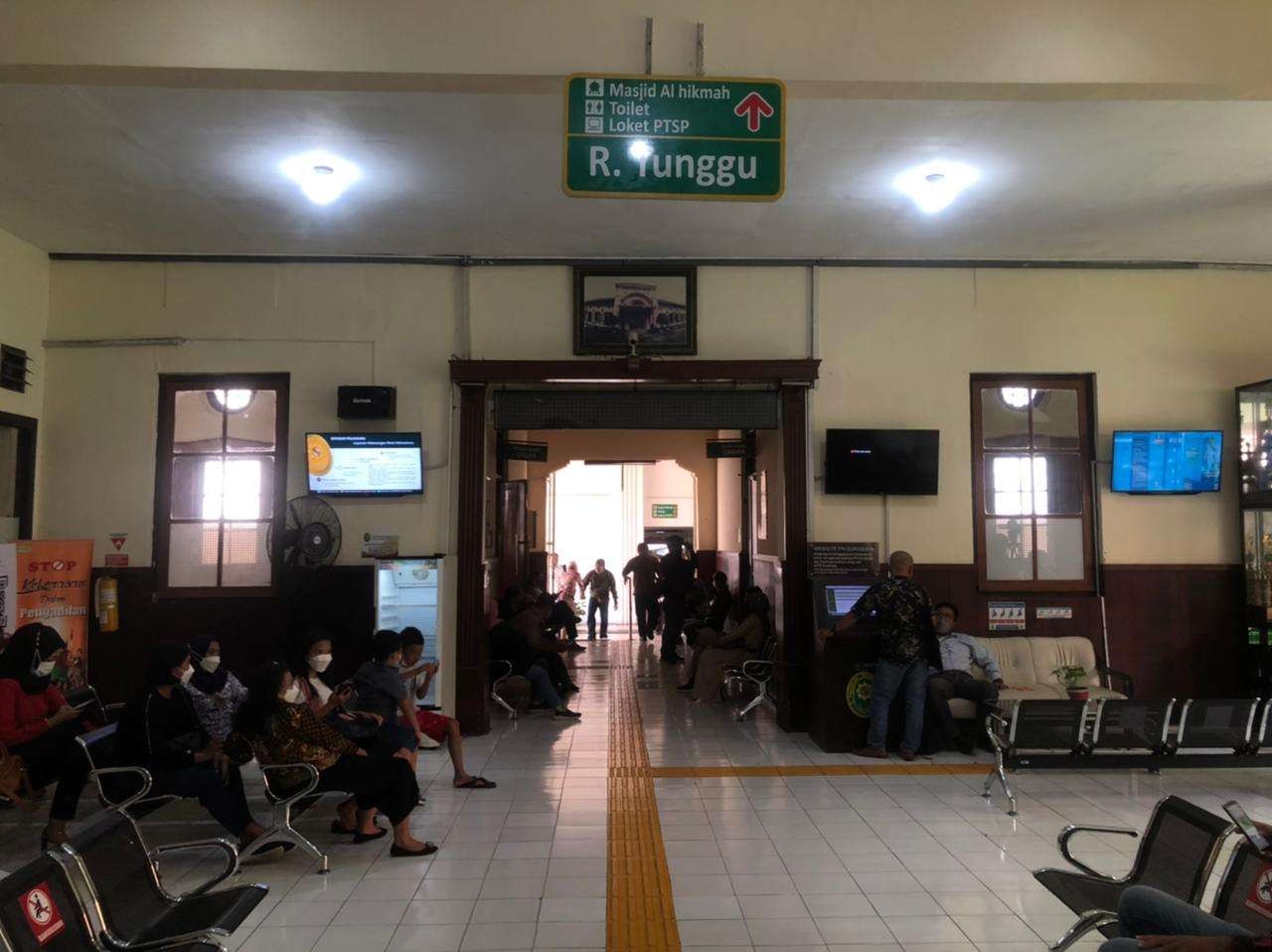 Suasana ruang tunggu di Pengadilan Negeri Surabaya pasca hakim IH dan panitera pengganti H di OTT KPK, Rabu 19 Januari 2022 malam. (Foto: Andhi Dwi Setiawan/Ngopibareng.id)