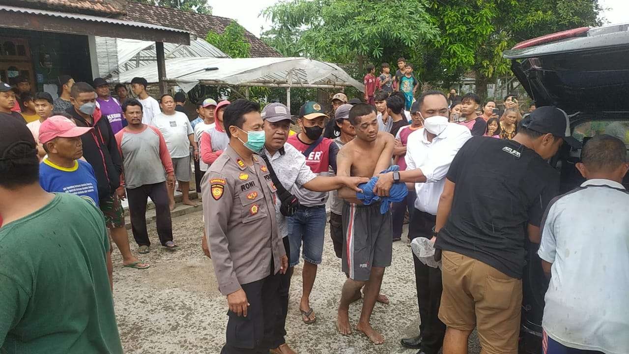 Naim, pelaku pembacok ibu kandung dan paman di Kediri diamankan polisi. (Foto: Istimewa)