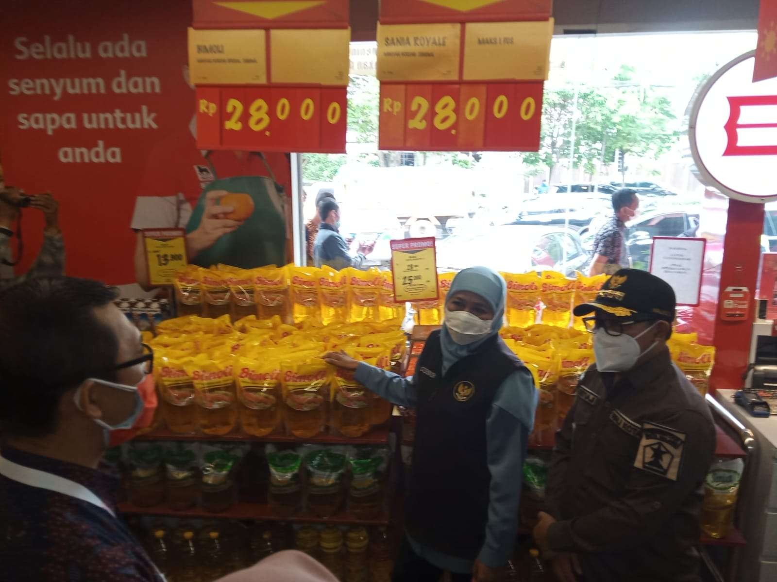 Gubernur Jawa Timur, Khofifah Indar Parawansa, bersama Walikota Malang, Sutiaji, saat meninjau langsung ketersediaan minyak goreng di sejumlah ritel modern di Kota Malang. (Foto: Lalu Theo/Ngopibareng.id)