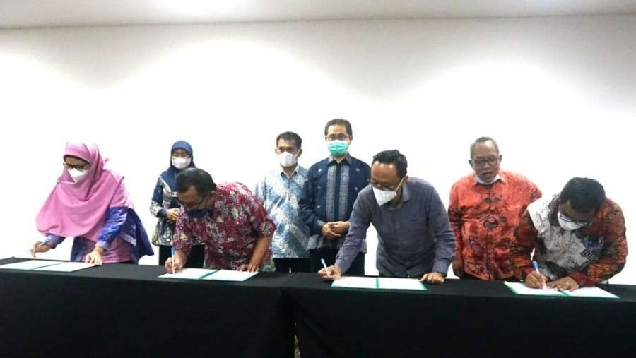 Penandatanganan kesepahaman integrasi sistem layanan BPJPH dan LPH. (Foto: Kemenag)