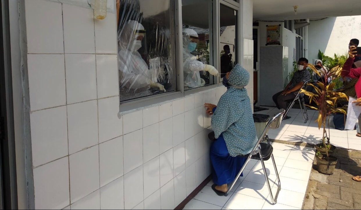 Ilustrasi tes swab di wilayah perkampungan (Foto: dok. Humas Pemkot Surabaya)