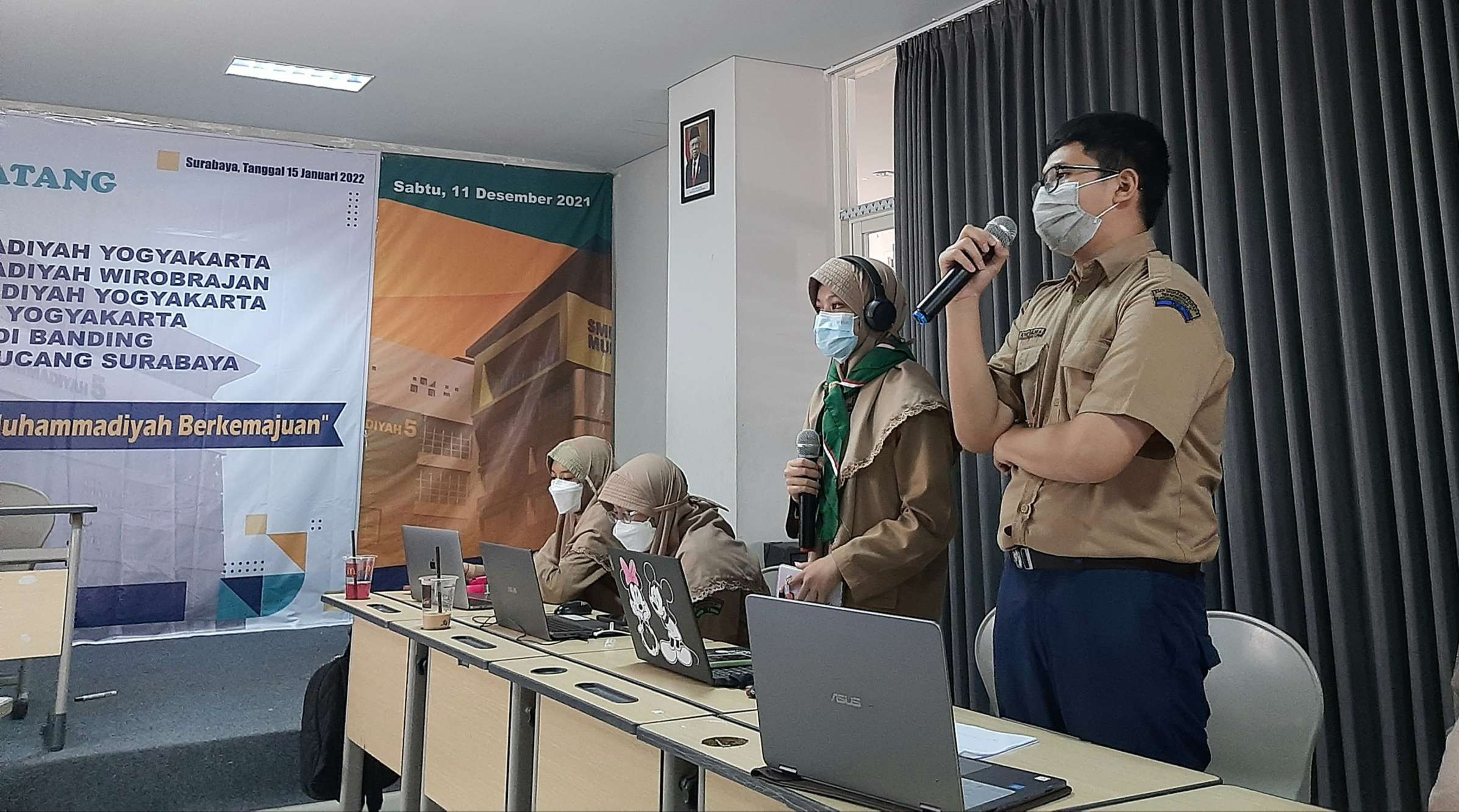 Nathania Aurellia (kelas 8) dan Sultan Ilmi Arayyan (kelas 9) saat mempresentasikan soal pembelajaran Covid-19 di Indonesia, khususnya Surabaya. (Foto: Pita Sari/Ngopibareng.id)