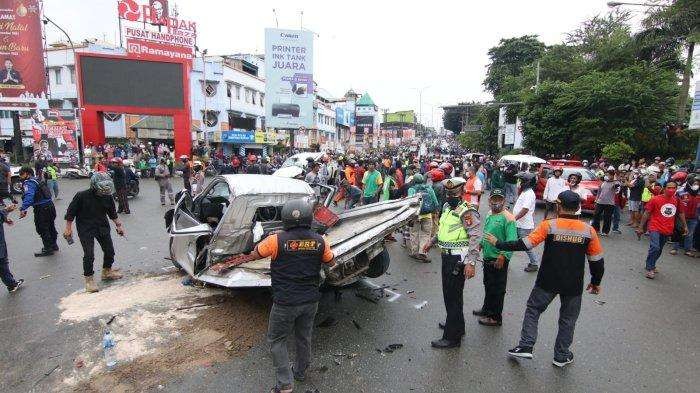 Polisi dibantu warga mengevakuasi korban dan kendaraan kecelakaan maut di Simpang Rapak Balikpapan. (Foto: Instagram)