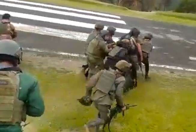 Anggota Brimob terlibat adu tembak dengan KKB di Distrik Kiwirok, Papua. Satu anggota tertembak di dada. (Foto: Tangkapan Video Youtube)